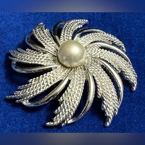 Vintage Signed Sarah Coventry Silver Tone Brooch - Pinwheel Flower & Faux Pearl